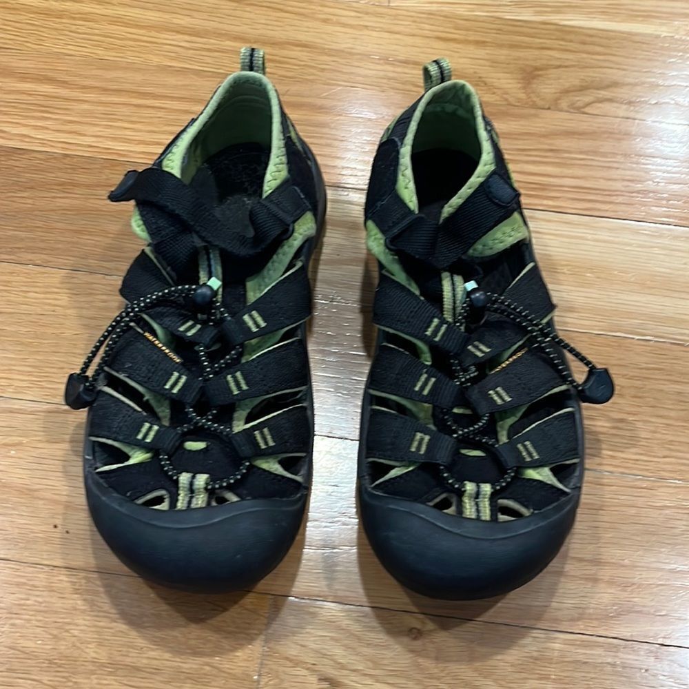 KEEN women Sandler size 5.